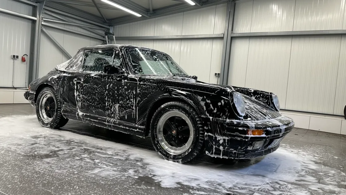 Porsche 911 mit Schaum bei der Vorwäsche im Aufbereitungsstudio in Schwelm