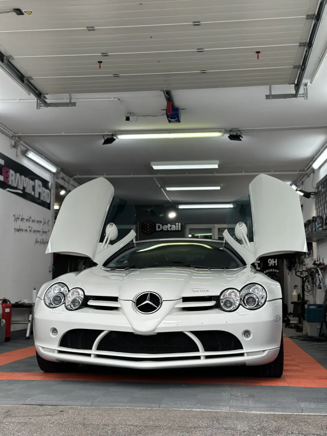 Mercedes SLR mit tiefem Glanz nach Politur