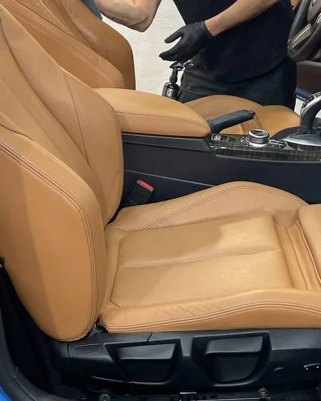 Saubere, gepflegte cognacfarbene Ledersitze eines BMW M Cabrio