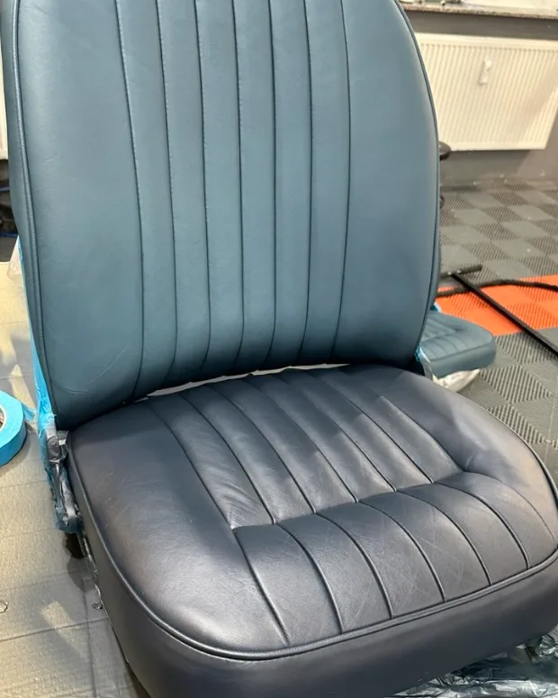 Frisch in Marineblau eingefärbter Ledersitz mit gleichmäßiger, satter Farbe