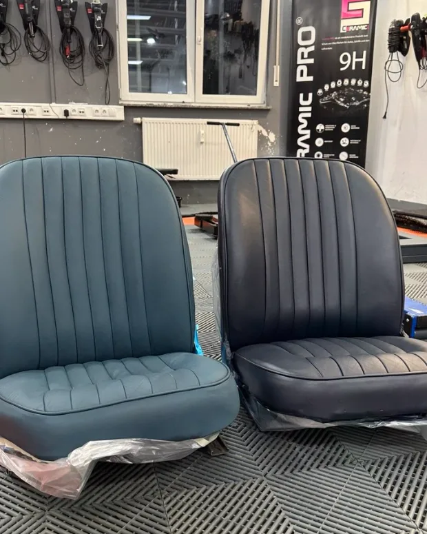 Zwei klassische Ledersitze im Vergleich — links ausgeblichenes Türkis, rechts frisch in Marineblau neu eingefärbt
