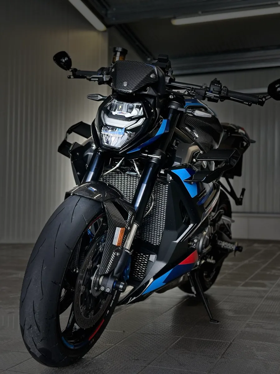 BMW M1000R mit Keramikversiegelung — tiefer Lackglanz und geschützter Lack nach der Aufbereitung