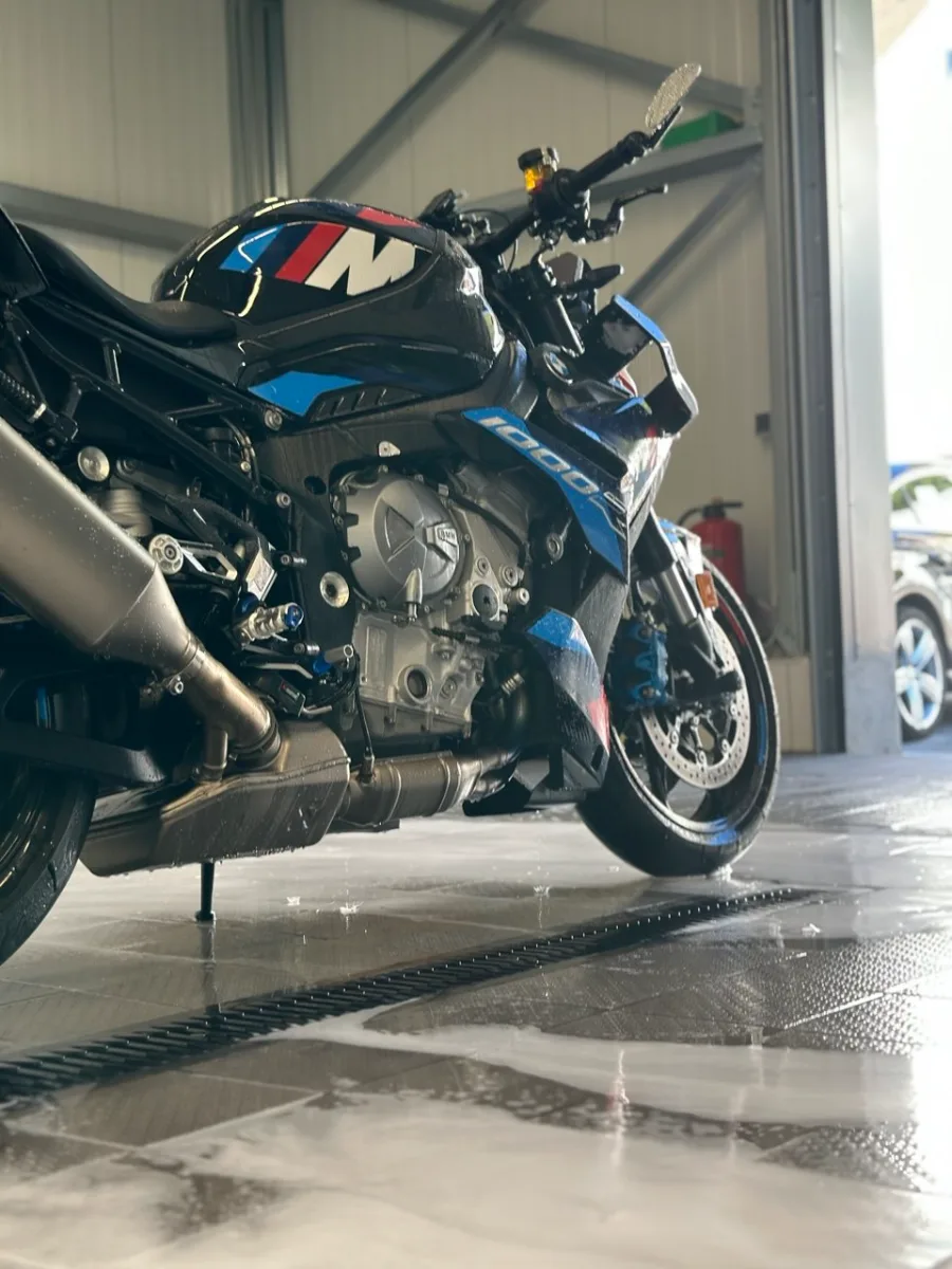 Seitenansicht einer frisch polierten und keramikversiegelten BMW M1000R mit tiefem Lackglanz