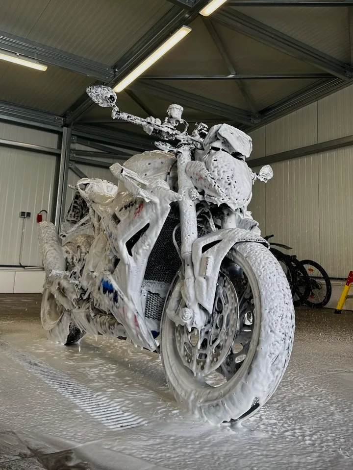 Motorrad mit Reinigungsschaum bei der schonenden Vorwäsche im Studio in Schwelm
