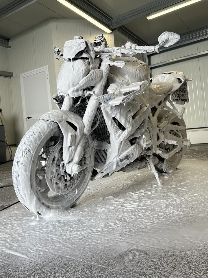 BMW Motorrad komplett mit Snow-Foam eingeschäumt zur Vorreinigung vor der Aufbereitung