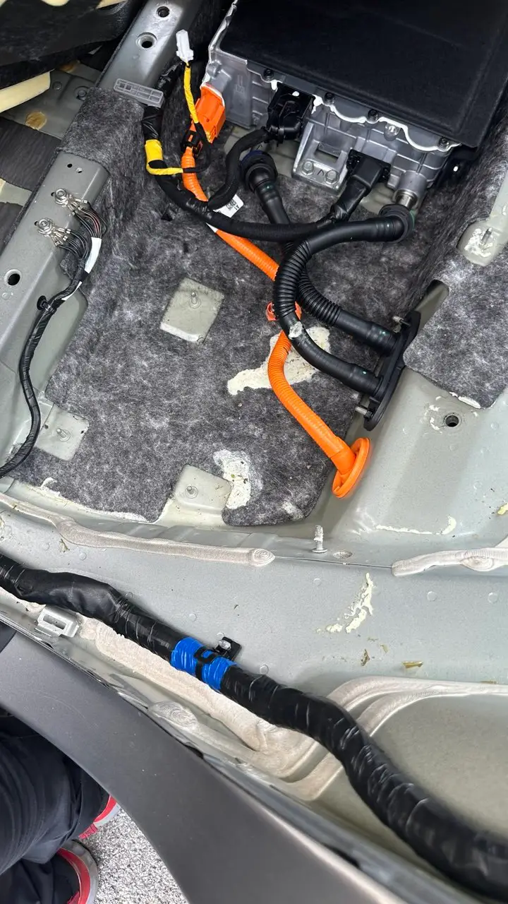Stark verschmutzter Fahrzeugboden eines Hyundai Elektrofahrzeugs nach Ausbau des Teppichs