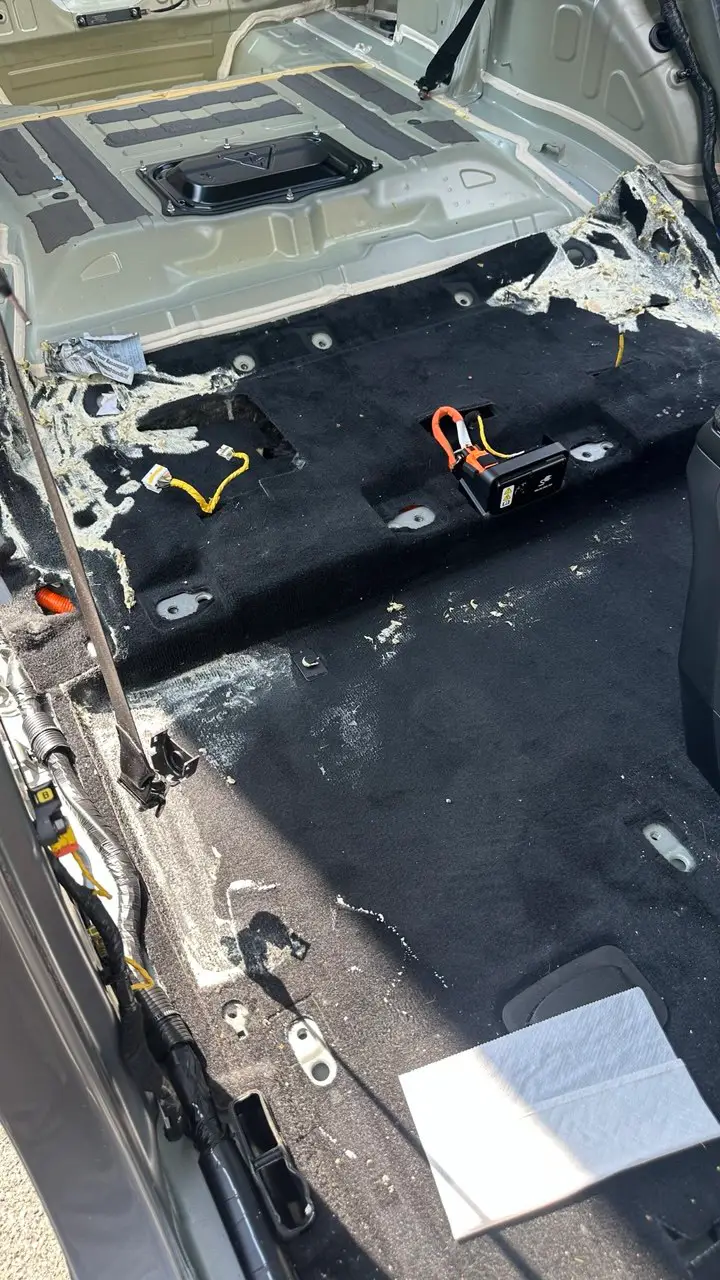 Ausgebaute Dämmung und Bodenverkleidung eines Hyundai Elektroautos