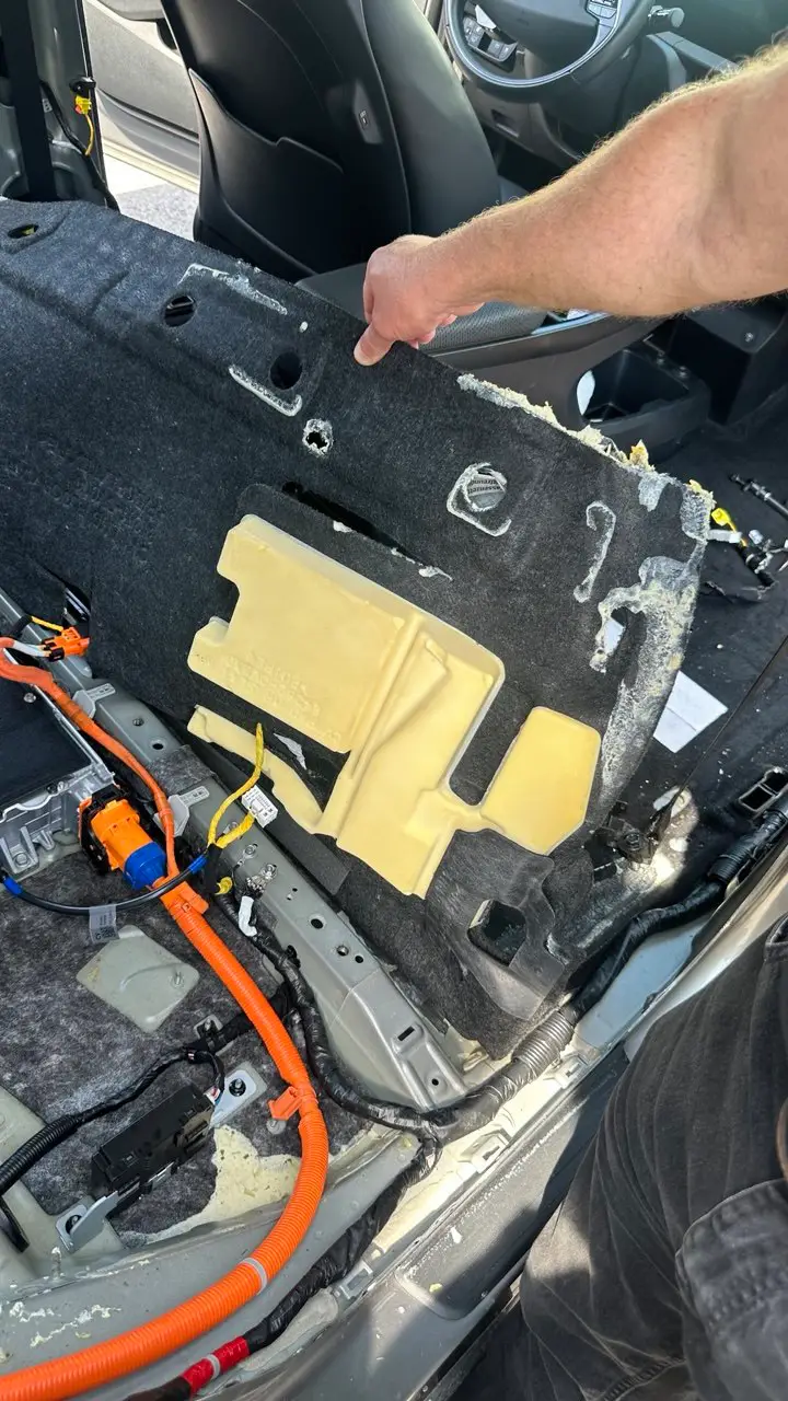 Freigelegter Fahrzeugboden mit Hochvolt-Leitungen eines Hyundai Elektrofahrzeugs