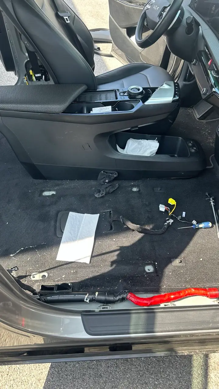 Ausgebaute Mittelkonsole eines Hyundai Elektrofahrzeugs zur Tiefenreinigung