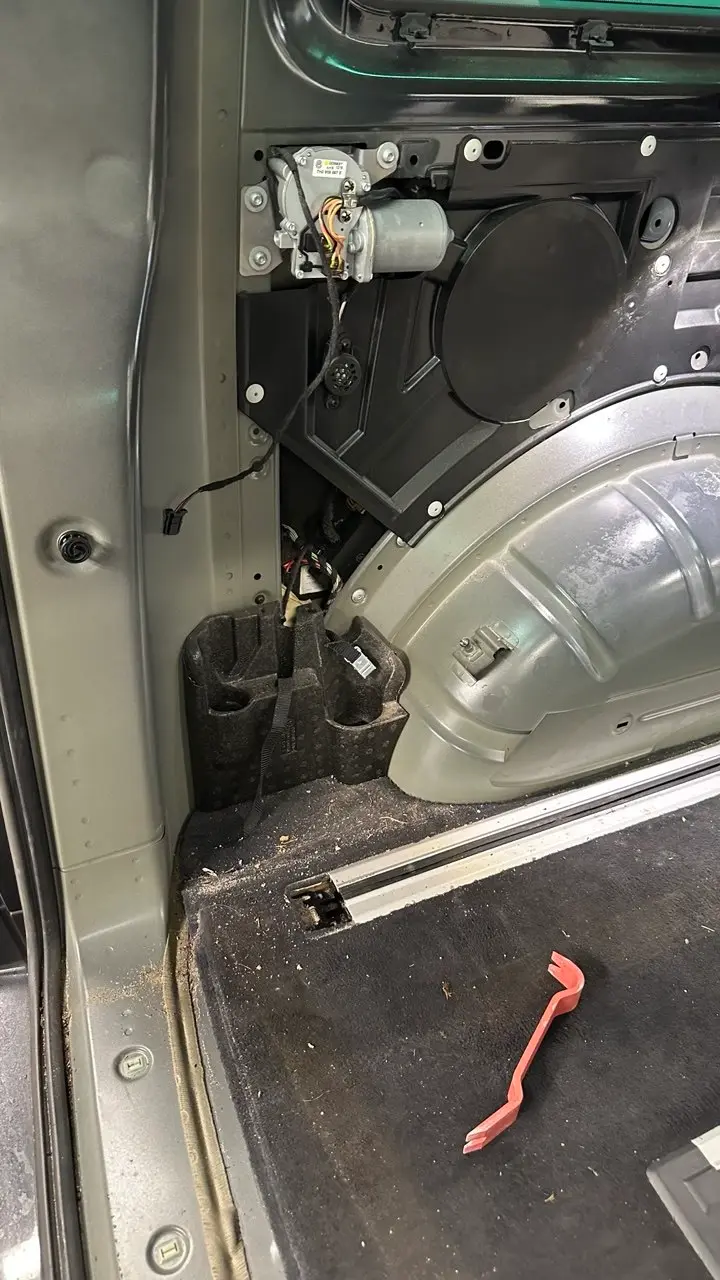 Geöffneter Radkasten- und Einstiegsbereich beim VW T6 Multivan
