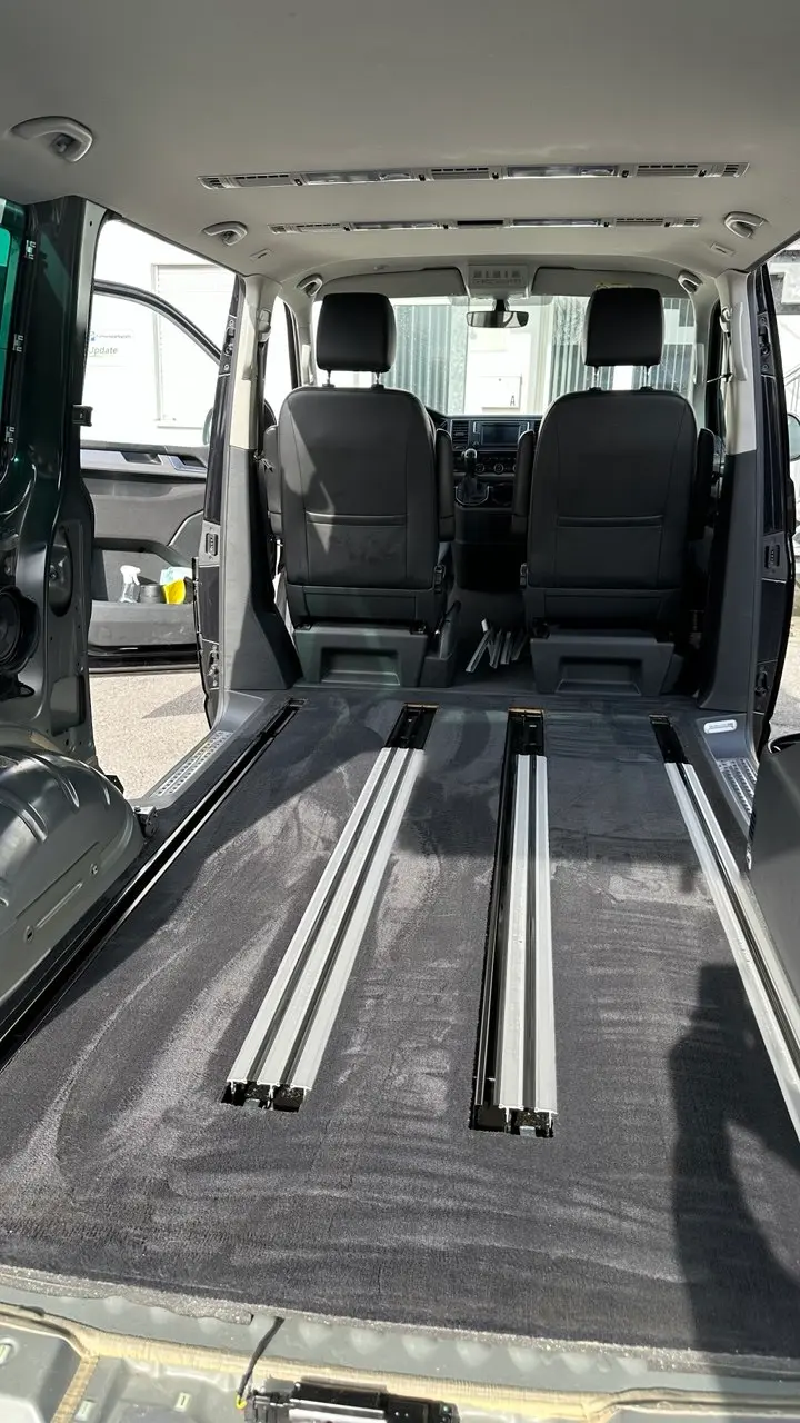 Demontierte Türverkleidung am VW T6 — Reinigung schwer zugänglicher Bereiche