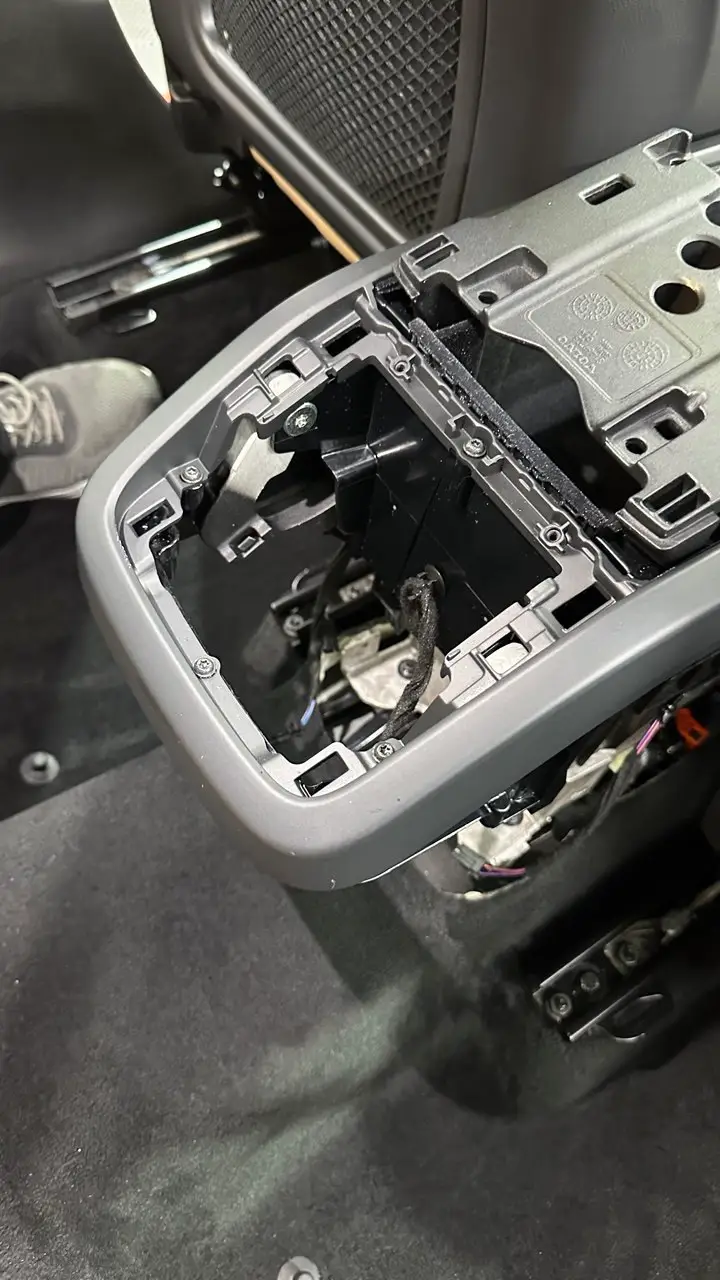 Ausbau der Mittelkonsole an einem Volvo zur Innenraumreinigung