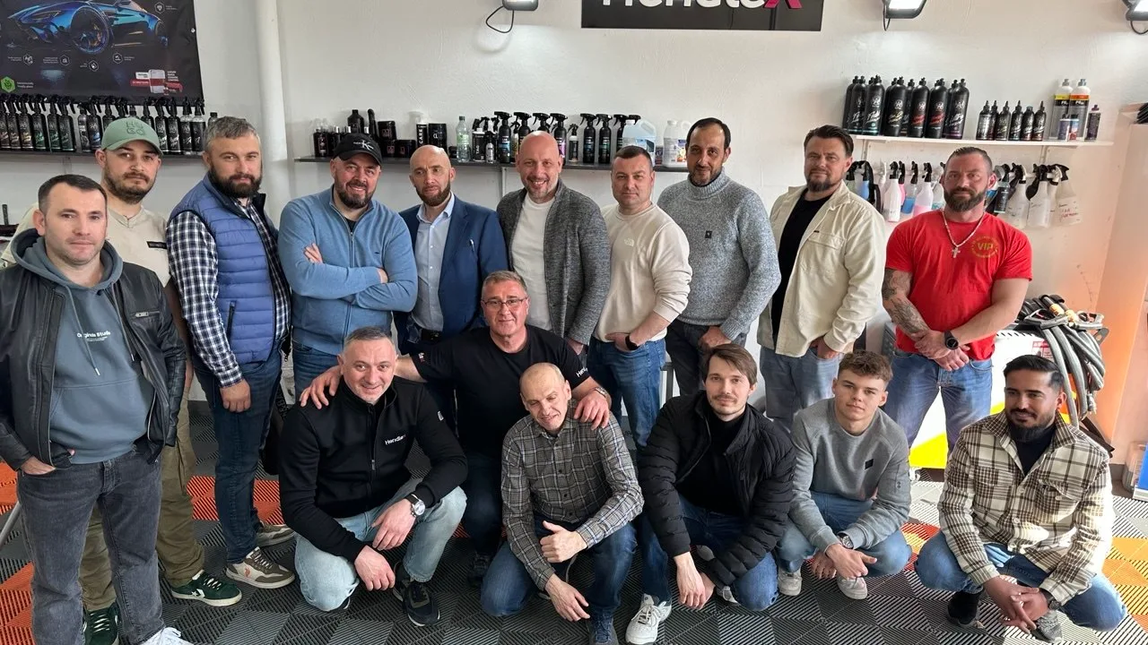 Gruppenfoto eines Aufbau-Seminars im Detailing-Studio von Alex Autopflege in Schwelm