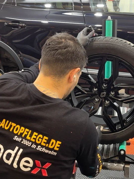 Radsatz wird direkt am Fahrzeug behandelt — Felgenversiegelung bei Alex Autopflege in Schwelm